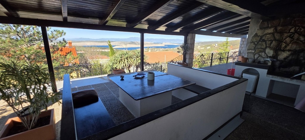 Výhled na moře z grilu na terase.