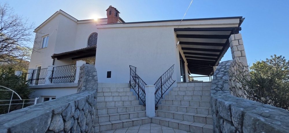 Dům s velkým pozemkem a terasou v klidné lokalitě u Jadranova