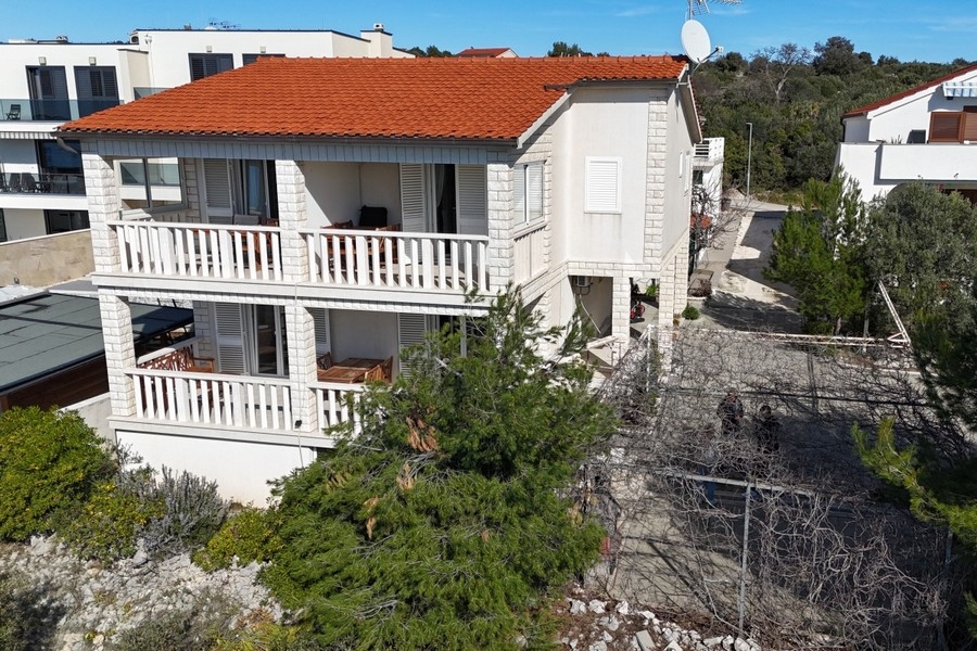 Středomořský dům s balkonem a výhledem na moře v Dalmácii