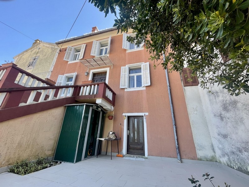 Venkovní prostor se vstupem do domu a terasou