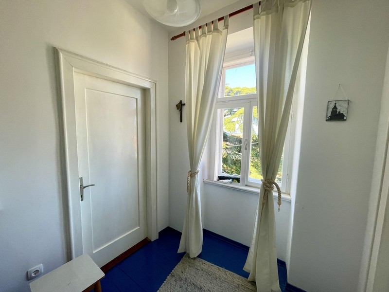 Světlá chodba s oknem a výhledem do zeleně