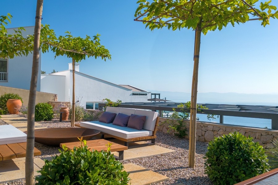 Venkovní salonek s posezením v zahradě