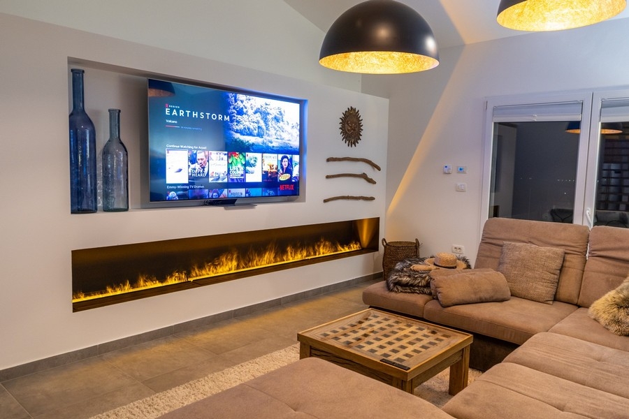 Obývací pokoj s krbem a moderním nábytkem