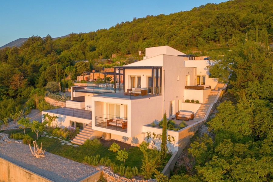 Terasové prostory se skleněným zábradlím a výhledem na moře