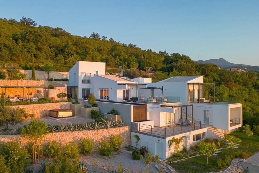 Vnější pohled na vilu v klidném, zeleném prostředí