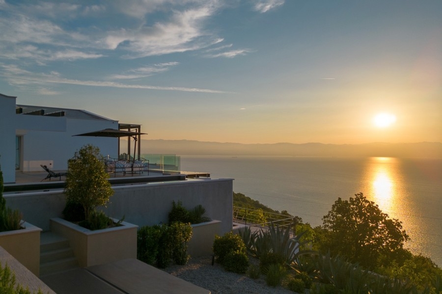 Sluneční terasa se salonkem a výhledem na moře