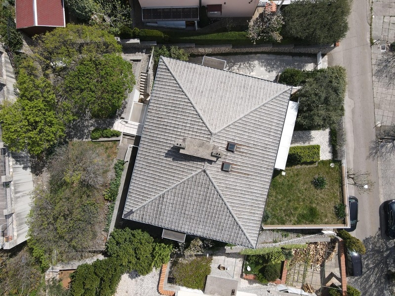 Pohled na střechu domu Chorvatsko Přehled nemovitostí