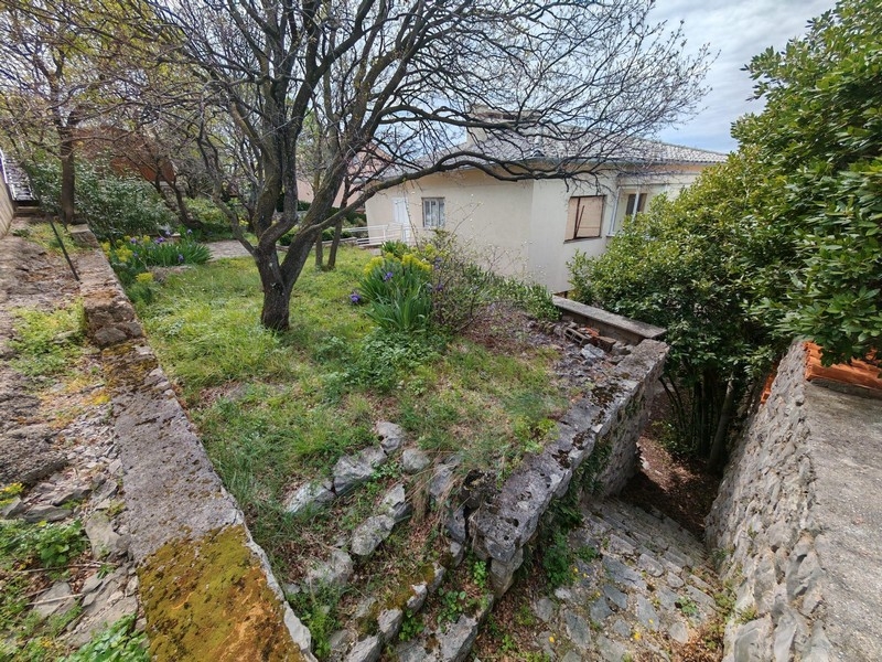 Do domu vedou schody.