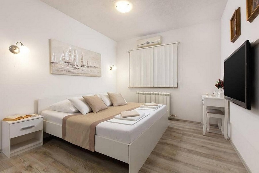 Moderně zařízená ložnice s klimatizací a TV