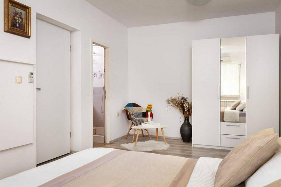 Prostorná ložnice se vstupem do koupelny