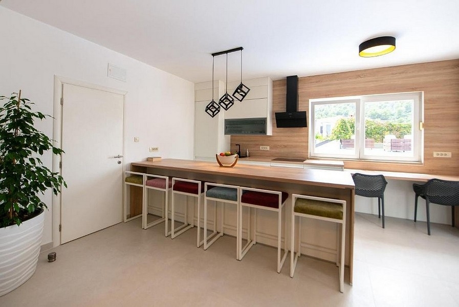 Otevřená kuchyně s ostrůvkem a sezením v moderním stylu