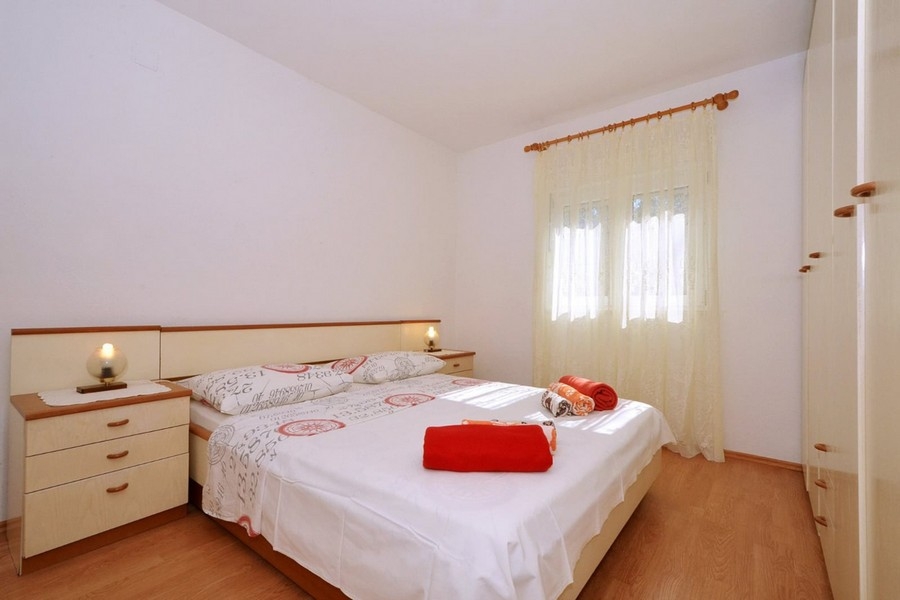 Ložnice s manželskou postelí a oknem s denním světlem