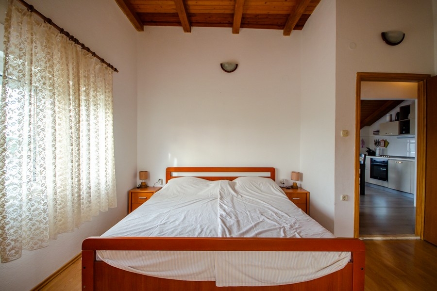 Další ložnice s manželskou postelí a přístupem do obývacího pokoje