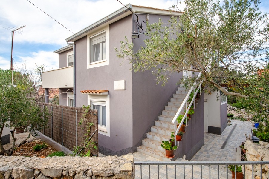 Zadní část pozemku H3896 na Drveniku u Trogiru.