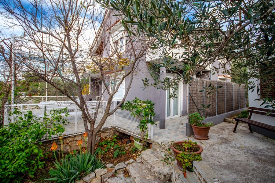 Prostorná terasa s posezením a venkovní pergolou