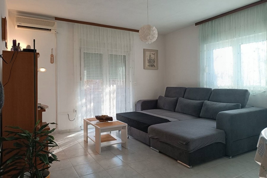 Venkovní prostor se zahradou, rostlinami a přístupem na terasu