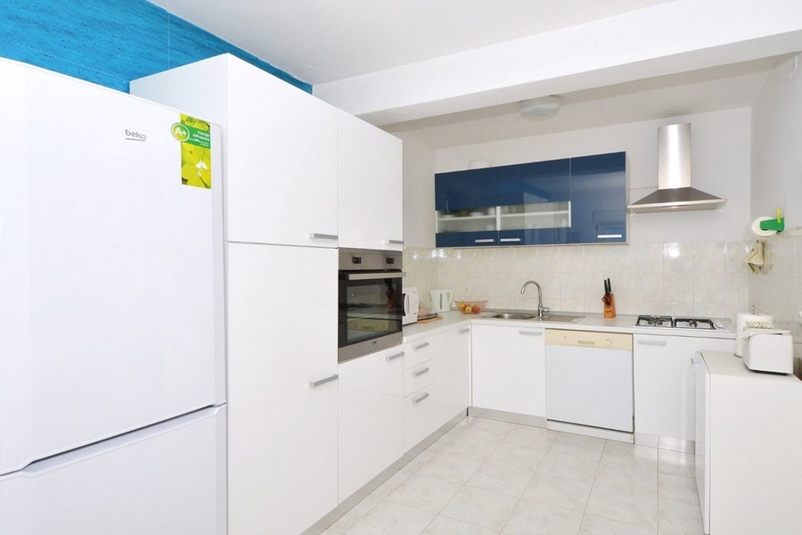 Obývací pokoj s pohovkou, klimatizací a vstupem na terasu