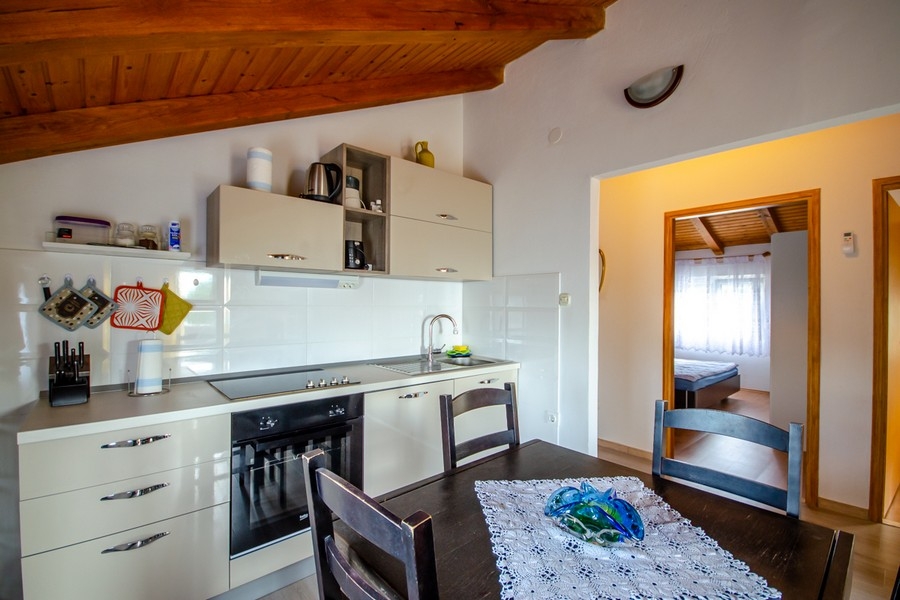 Moderní kuchyňská linka s vestavěnými spotřebiči a pracovní plochou