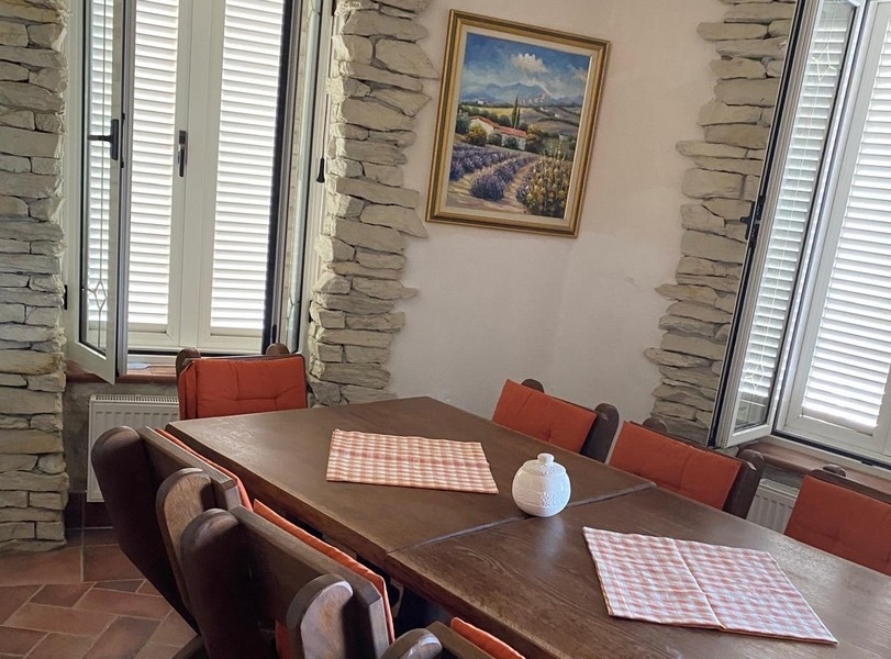 Jídelní kout se stolem a židlemi vedle kuchyně