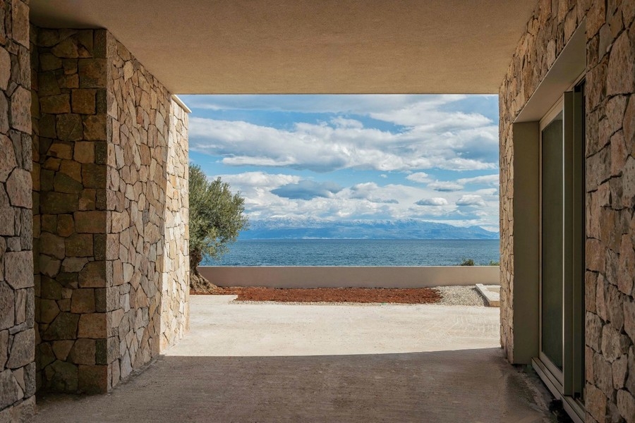 Krytý průchod s výhledem na moře