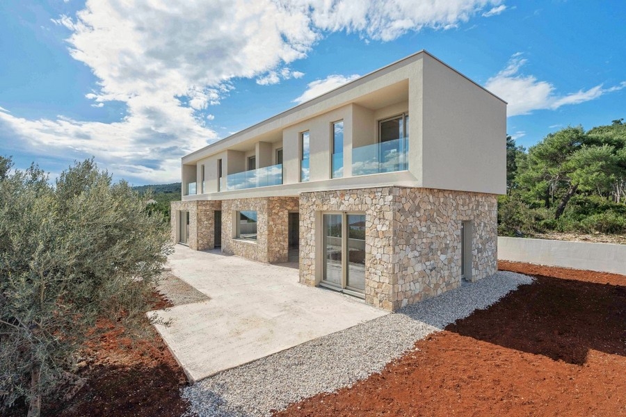 Moderní dům s terasou a proskleným balkonem