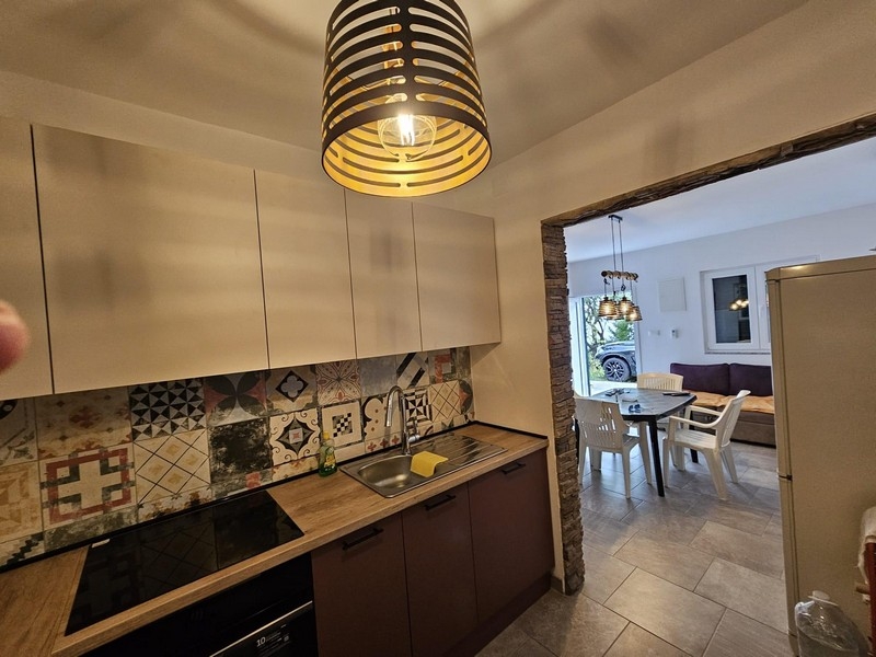 Kuchyň s průchodem do obývacího pokoje