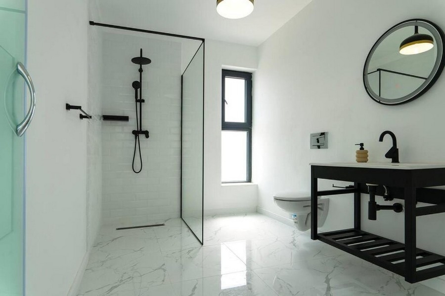 Koupelna se sprchovým koutem.