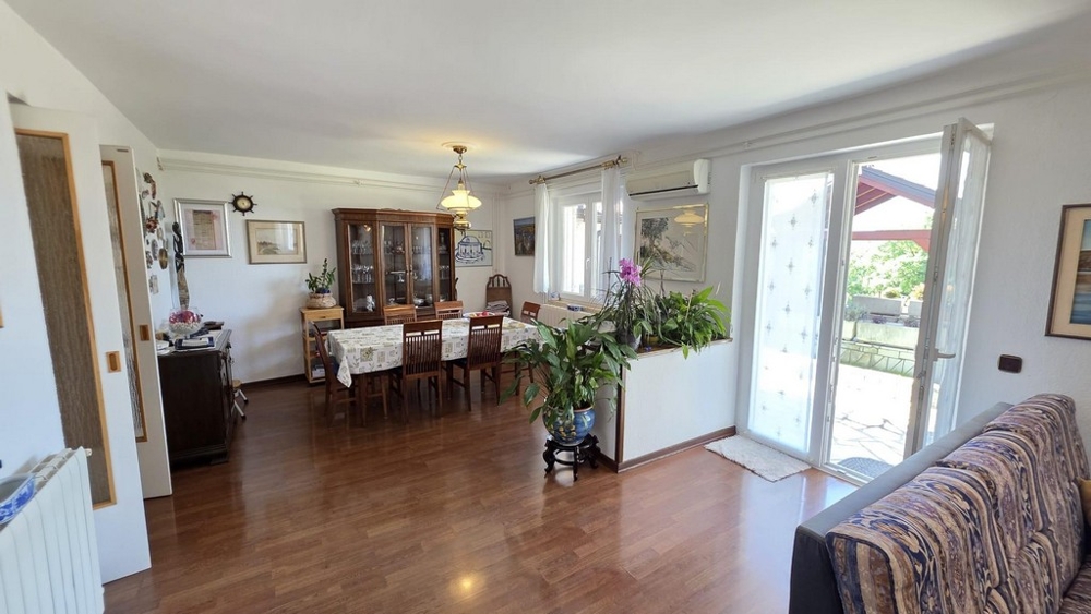 Obývací pokoj s udržovaným nábytkem.