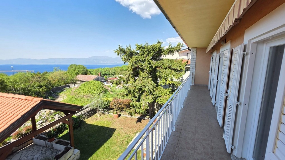 Balkon domu H3901 - s krásným výhledem na moře.