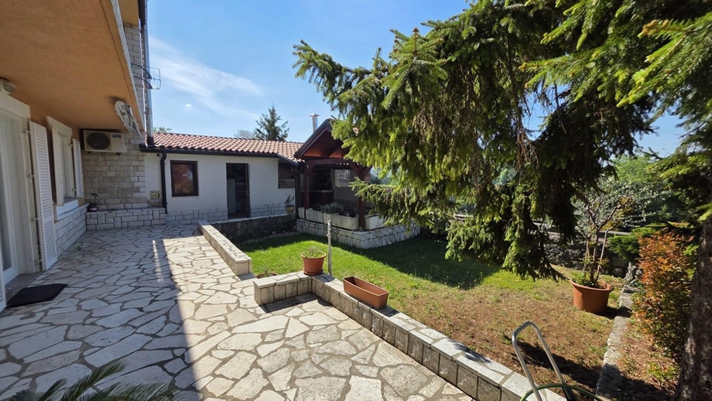 Pohled na přístavek.