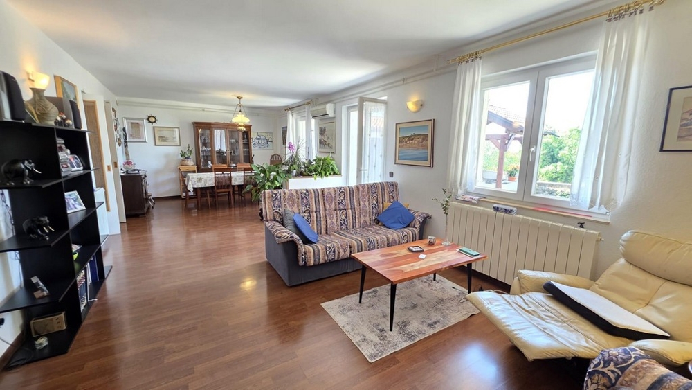 Obývací pokoj s nábytkem.