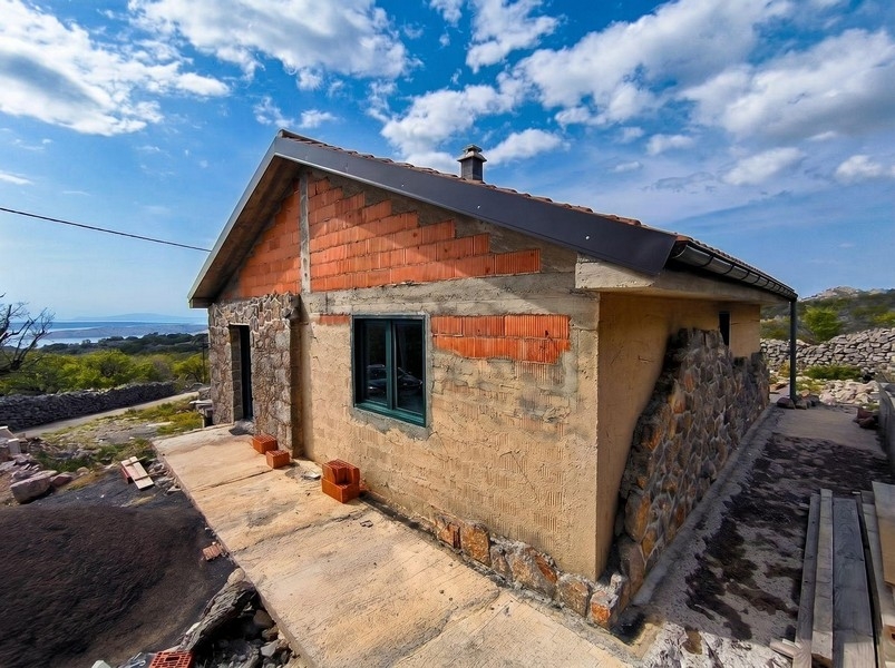 Nedokončený dům za pěkného počasí v Chorvatsku.