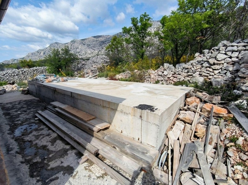 Staveniště za domem.