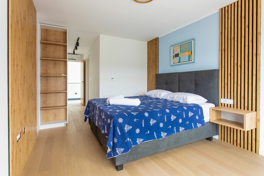 Ložnice s manželskou postelí.