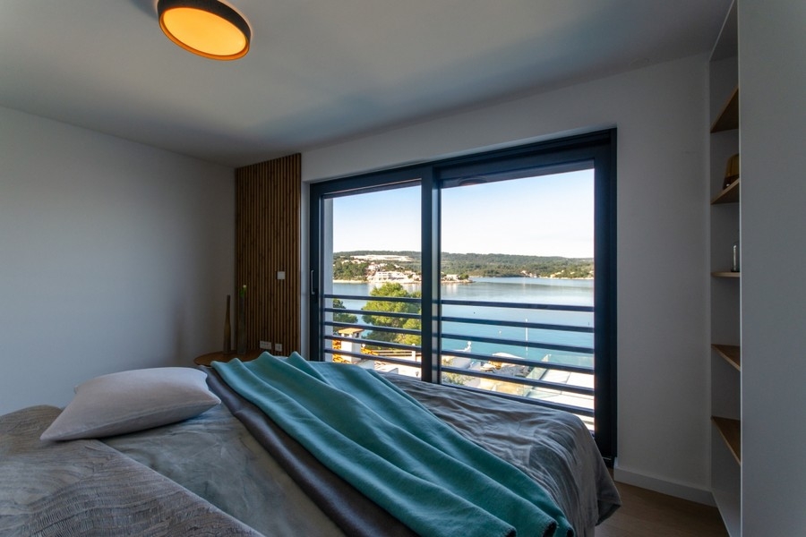 Výhled na moře z manželské postele.