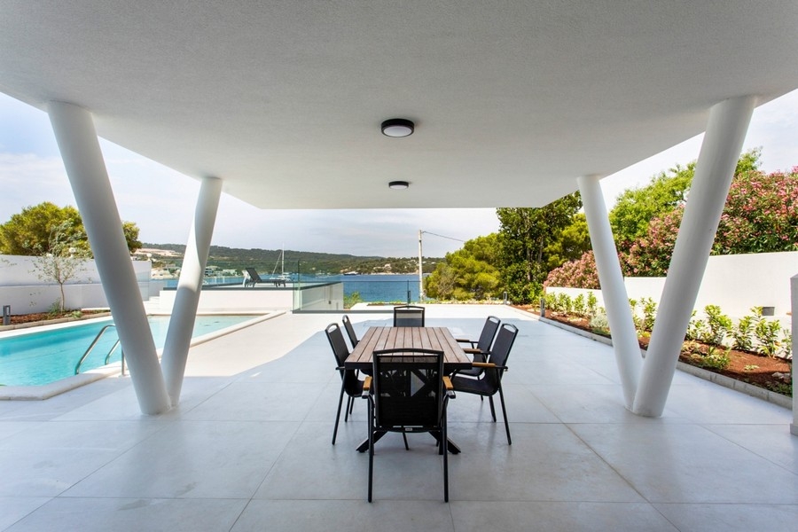 Terasa s bazénem a výhledem na moře - nemovitost H3903