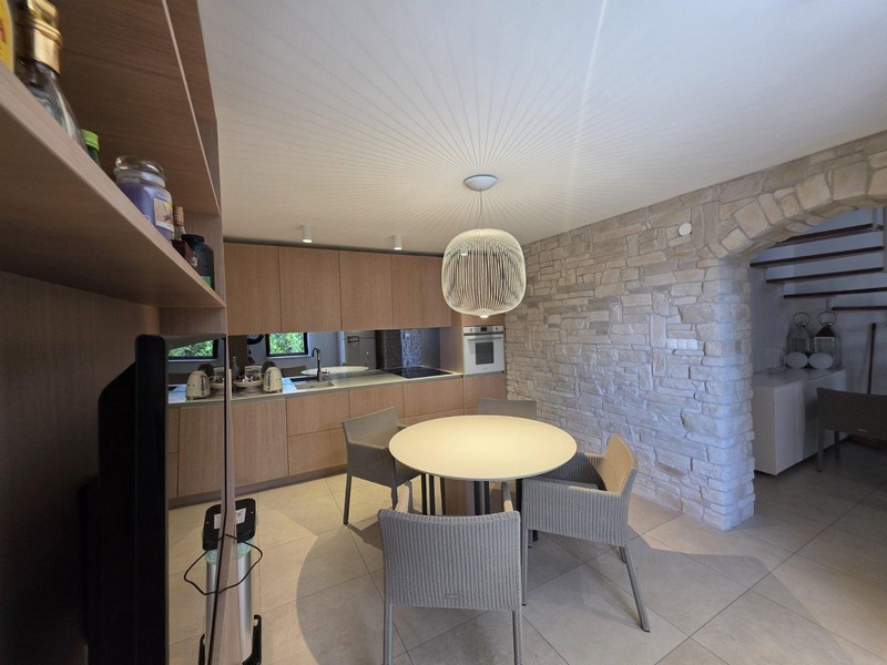 Otevřená kuchyně s vestavěnými spotřebiči a jídelním koutem