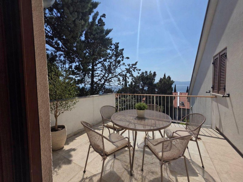 Terasa s posezením a nerušeným výhledem na moře