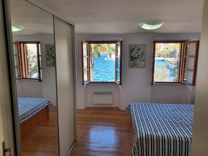 Ložnice s výhledem na moře a vestavěnou skříní