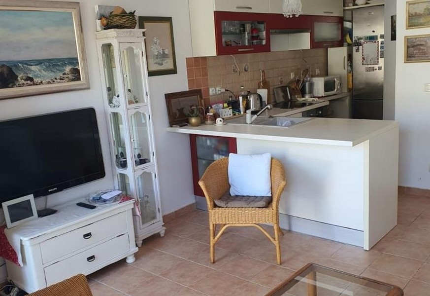 Otevřený obývací prostor s kuchyní a pultem