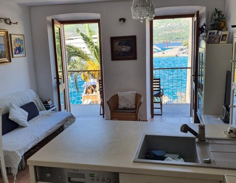 Obývací pokoj se vstupem na balkon a výhledem na moře