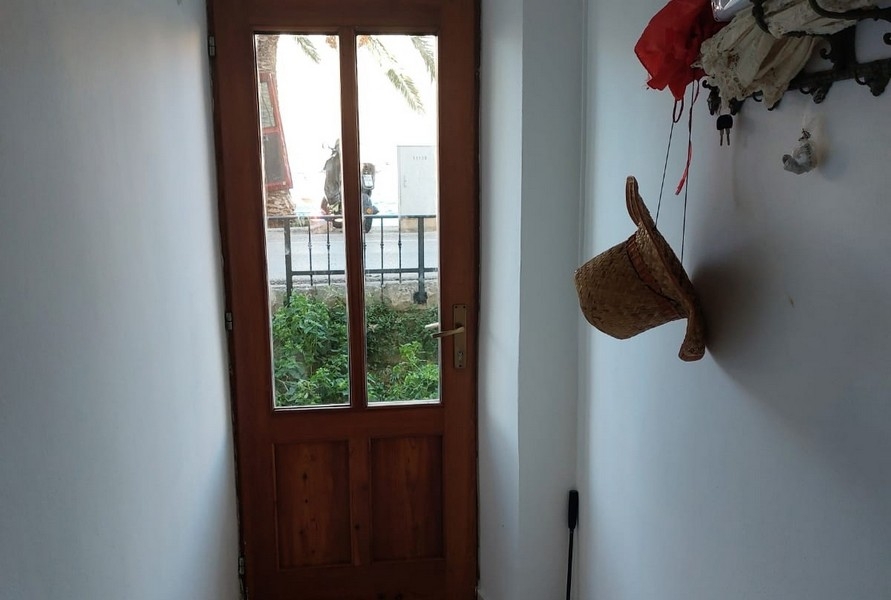 Vstupní prostor s dřevěnými dveřmi