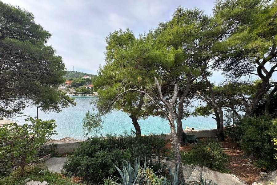 Zahrada se středomořskou vegetací a přístupem do moře