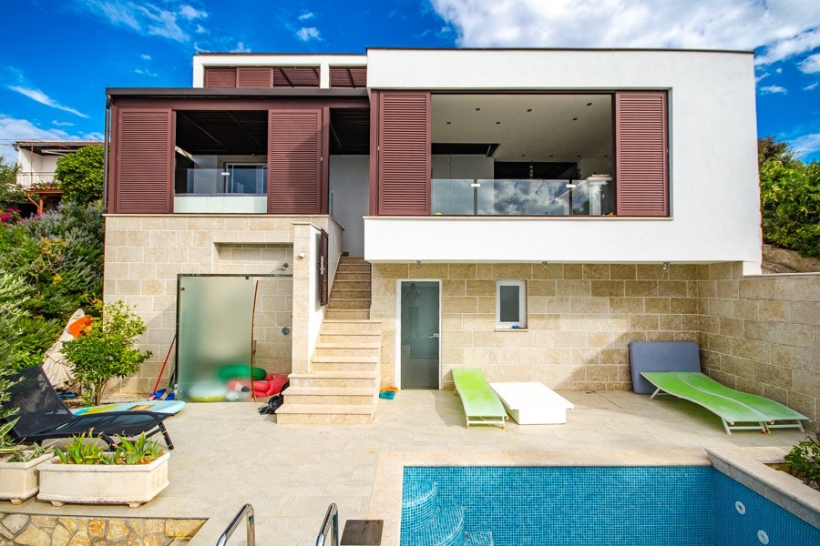 Prodám dům s bazénem v první řadě k moři - Panorama Scouting.