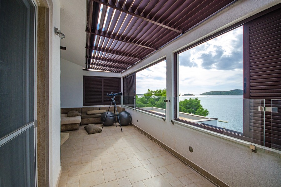 Krytá terasa s panoramatickým výhledem na moře