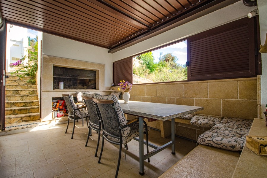 Krytá venkovní plocha s letní kuchyní a grilem