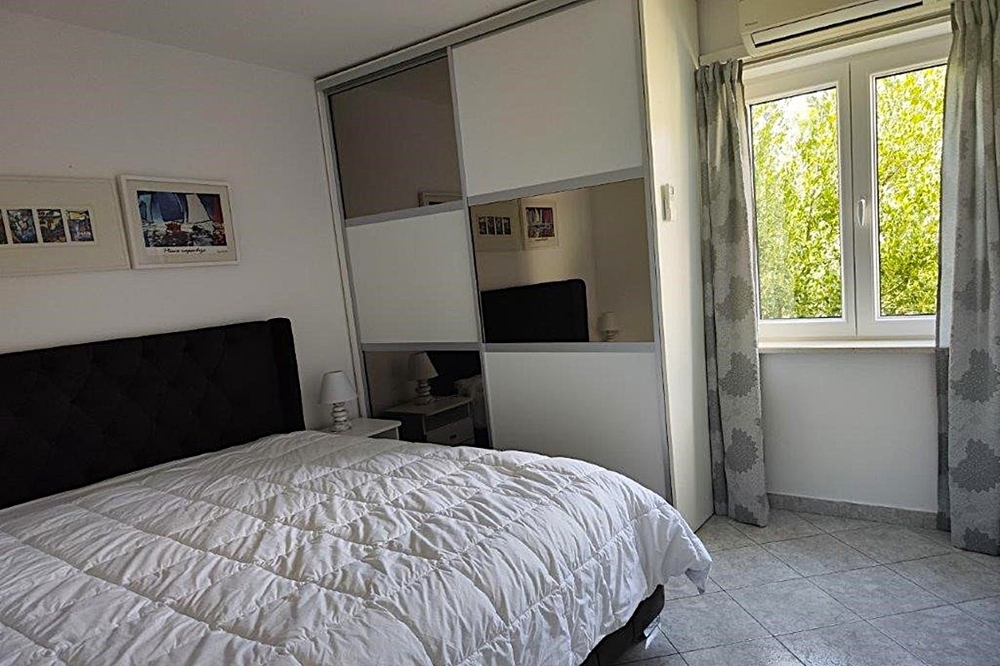 Ložnice s vestavěnou skříní a denním světlem