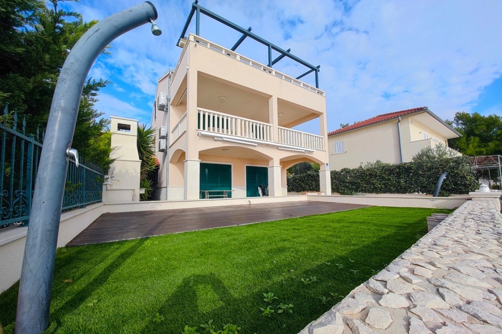 Bytová vila v Rogoznica na prodej - H3911