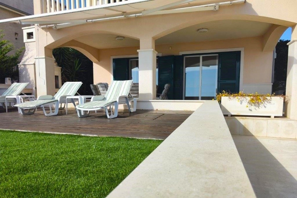 Terasa vily H3911 v Rogoznici.