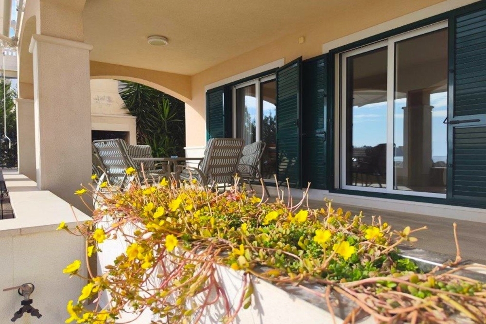 Terasa s posezením a výhledem na moře